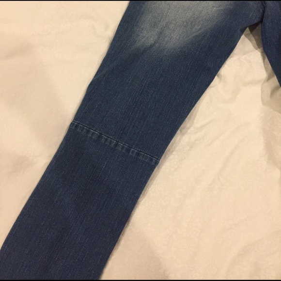 Distressed and beaded size 30 waist cropped jeans. - Picture 6 of 7